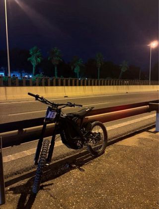 Surron Light Bee X custom negra