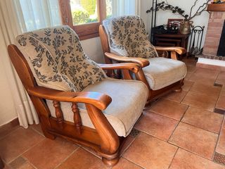 Poltrone rustiche in legno. Si trovano a Santa Susanna.