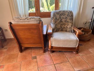 Poltrone rustiche in legno. Si trovano a Santa Susanna.
