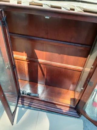Vitrina de madera con puertas de cristal