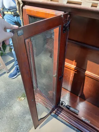 Vitrina de madera con puertas de cristal