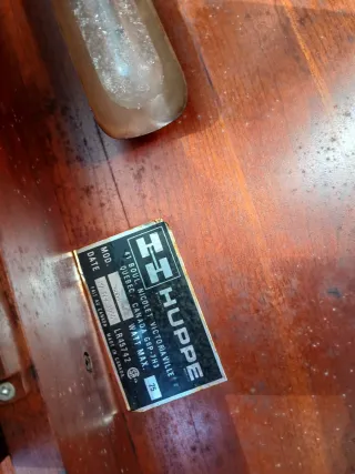 Vitrina de madera con puertas de cristal