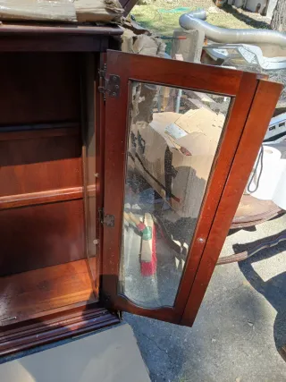 Vitrina de madera con puertas de cristal