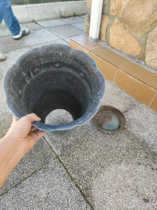 Jardinera antigua de metal