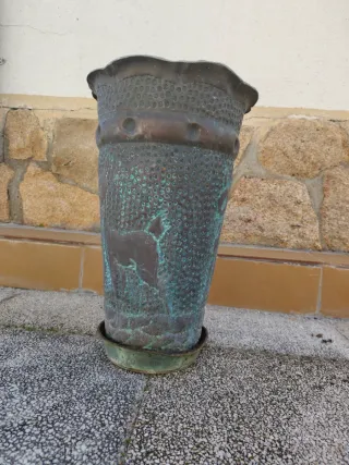 Jardinera antigua de metal