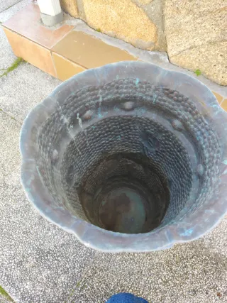 Jardinera antigua de metal