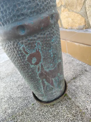 Jardinera antigua de metal