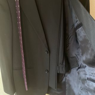 Traje Zara Negro con finas rayas y Corbata Morada