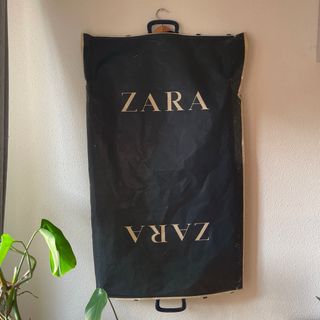Traje Zara Negro con finas rayas y Corbata Morada