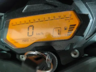 Benelli 125 Naked Blanca y Roja