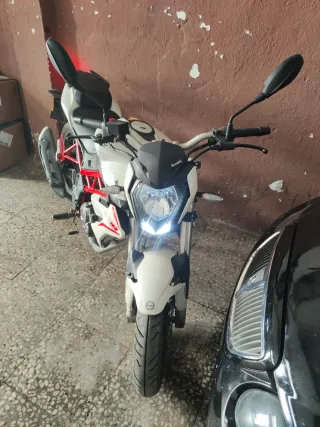 Benelli 125 Naked Blanca y Roja