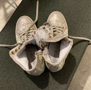 Sneakers donna colore oro e beige con dettagli .