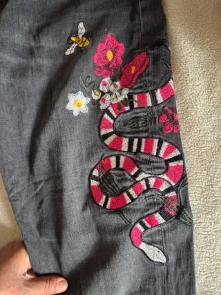 Pantalón gris con estampado