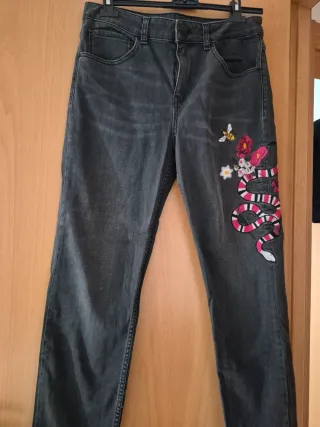 Pantalón gris con estampado