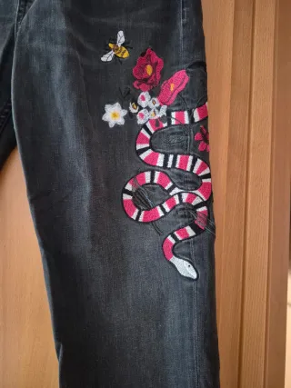 Pantalón gris con estampado