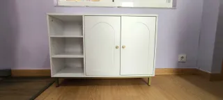 Mueble bajo lavabo blanco con puertas y estantería