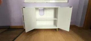 Mueble bajo lavabo blanco con puertas y estantería
