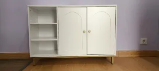 Mueble bajo lavabo blanco con puertas y estantería