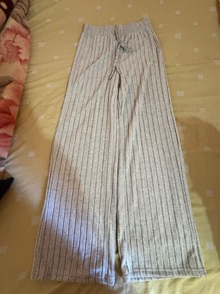 Pantalones anchos grises de canalé