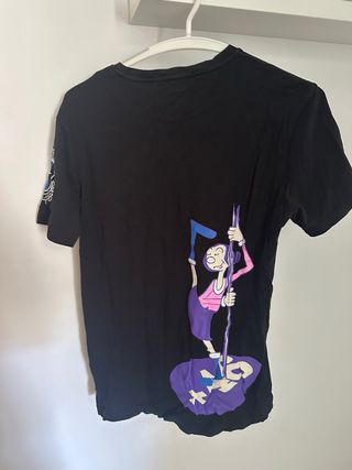 Camiseta negra con estampado multicolor