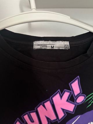 Camiseta negra con estampado multicolor