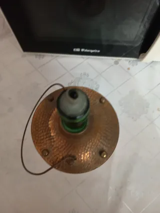 Lámpara antigua de metal y cristal verde