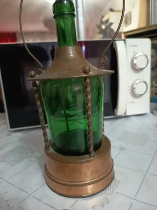 Lámpara antigua de metal y cristal verde