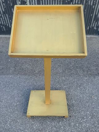 Atril dorado para conferencias o eventos