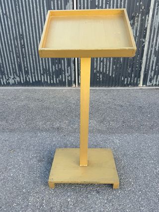 Atril dorado para conferencias o eventos