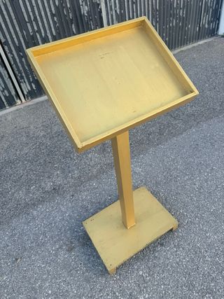 Atril dorado para conferencias o eventos