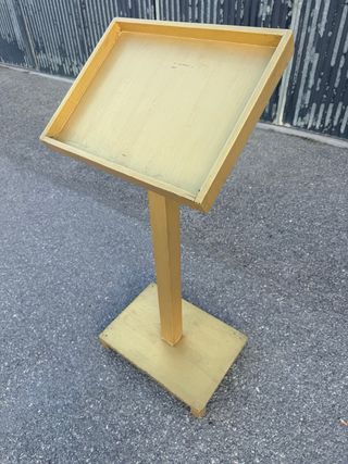 Atril dorado para conferencias o eventos