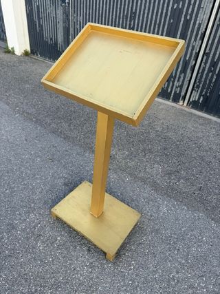 Atril dorado para conferencias o eventos