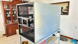 Voladera grande gris con estructura