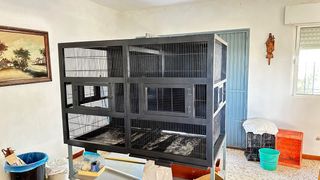 Voladera grande gris con estructura