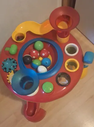 Mesa de actividades infantil con accesorios