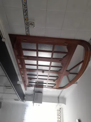 Barra de madera se abre totalmente