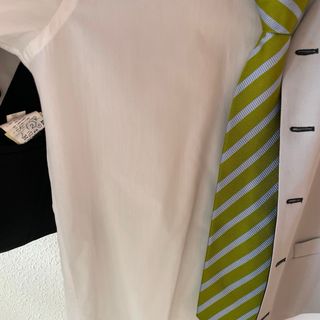 Chaleco gris con camisa blanca y corbata verde