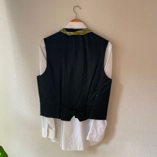 Chaleco gris con camisa blanca y corbata verde