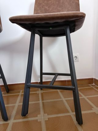 Taburetes Kave Home PoliPiel Marrón y Metal Negro