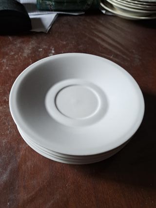 Platos de porcelana blancos