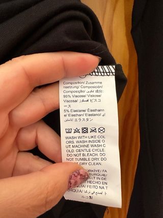 Blusa negra con calado en escote