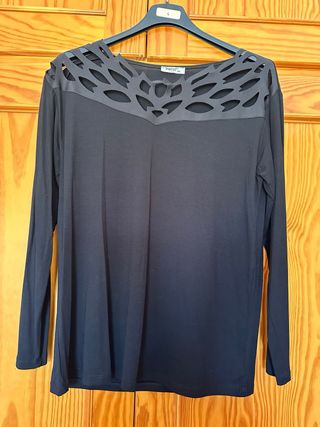 Blusa negra con calado en escote