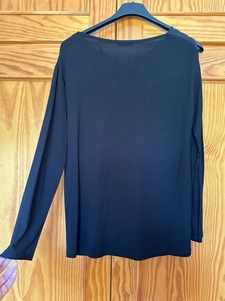 Blusa negra con calado en escote