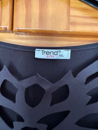 Blusa negra con calado en escote