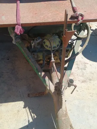 Cuba tractor con tanque y manguera