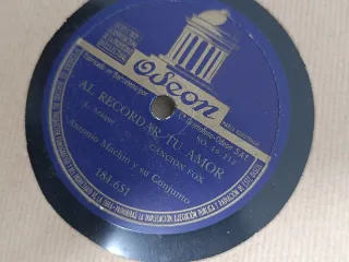 Gramófono Antiguo Columbia y 51 discos de piedra.