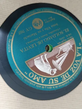 Gramófono Antiguo Columbia y 51 discos de piedra.