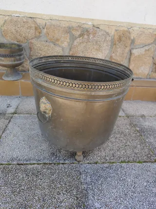 Macetero antiguo de metal con patas
