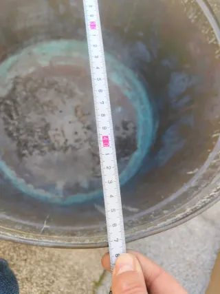 Macetero antiguo de metal con patas