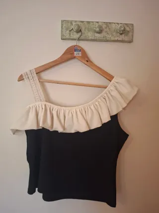 Top H&M un hombro volantes beige y negro